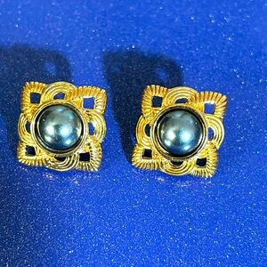 Square Huggie gold earrings with blue pearl